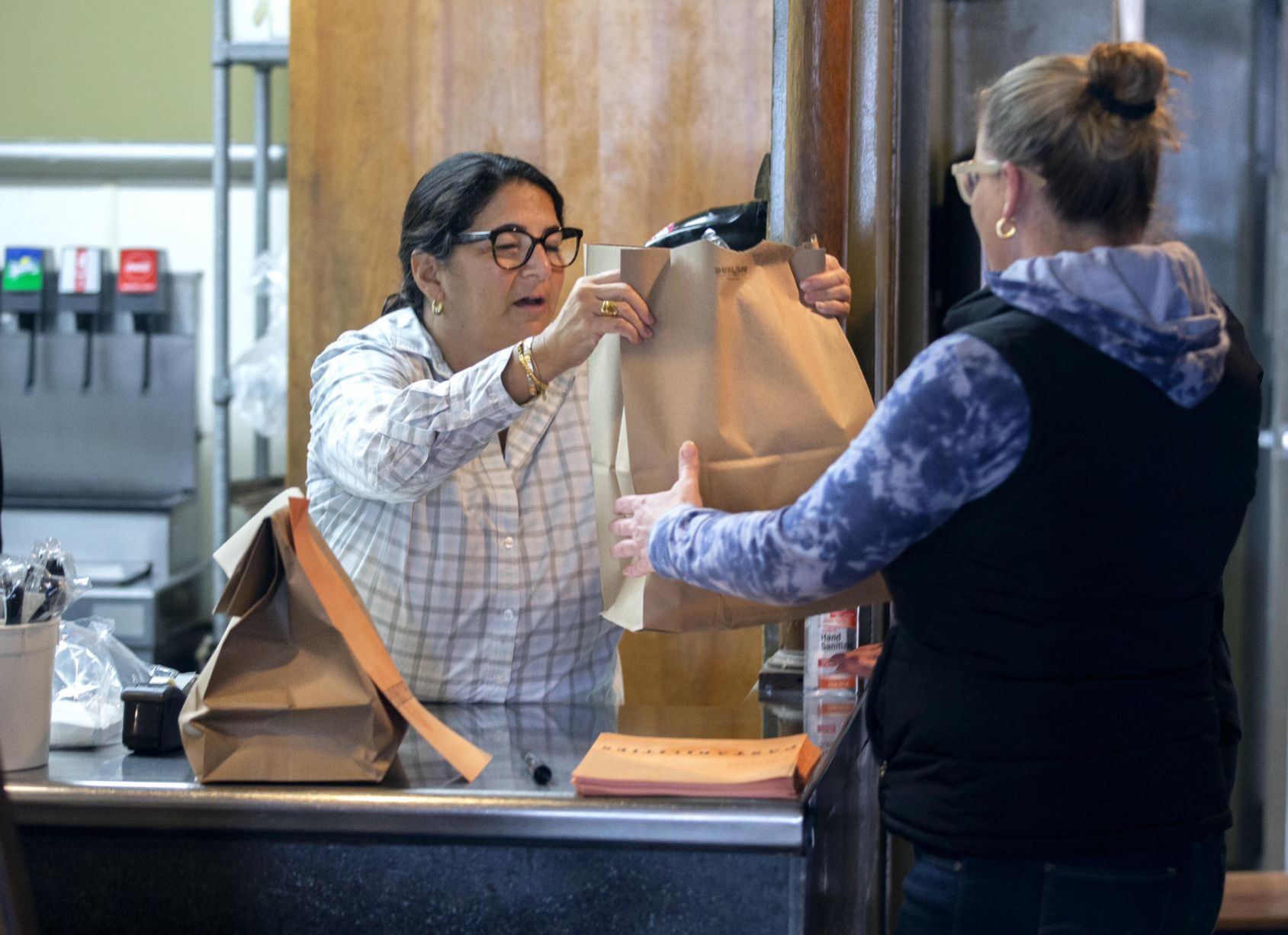 Restaurants turning to curbside food pickup